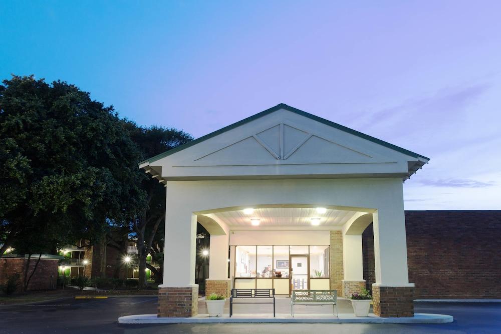 Days Inn By Wyndham Mt Pleasant-Charleston-Patriots Point Exterior photo