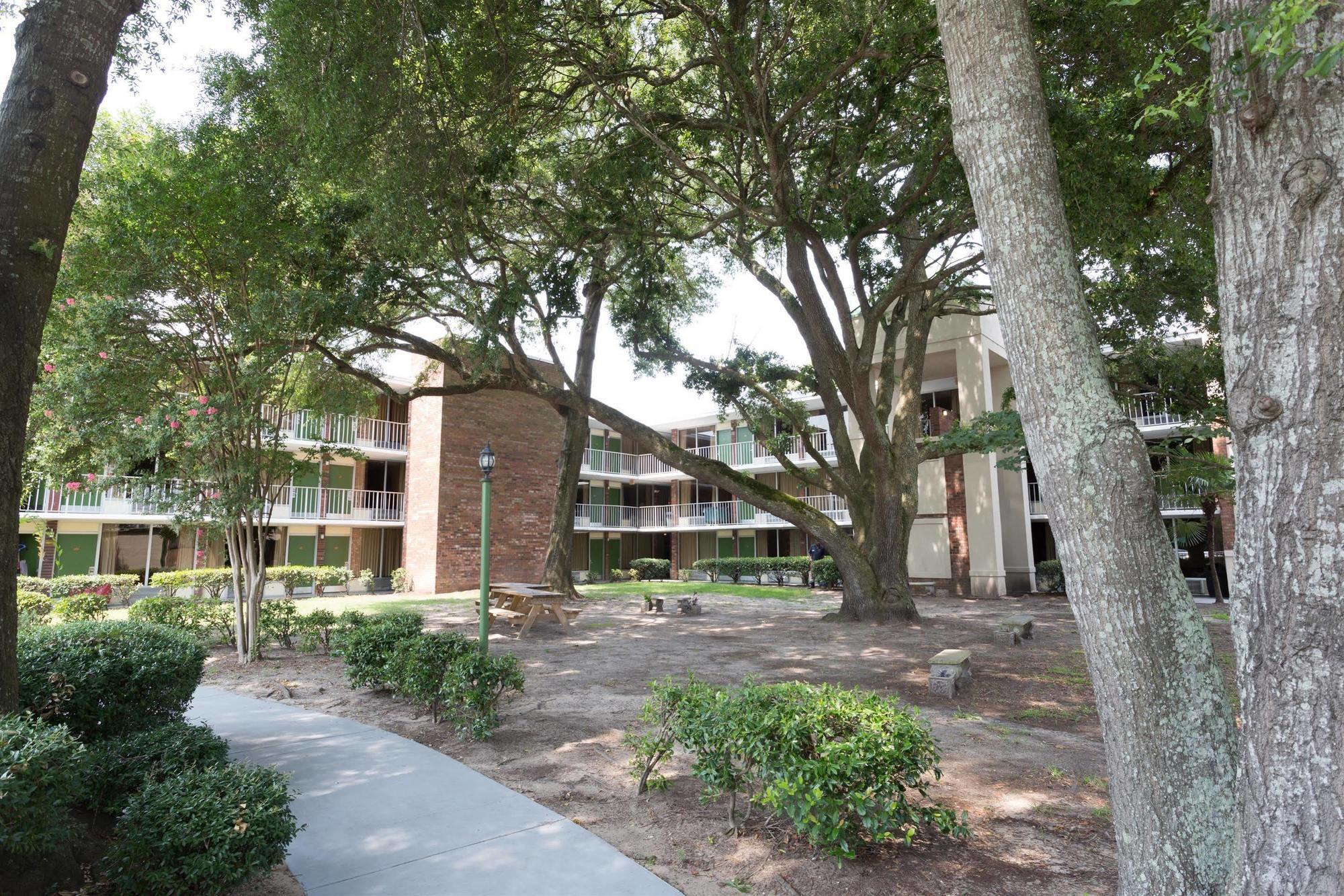 Days Inn By Wyndham Mt Pleasant-Charleston-Patriots Point Exterior photo