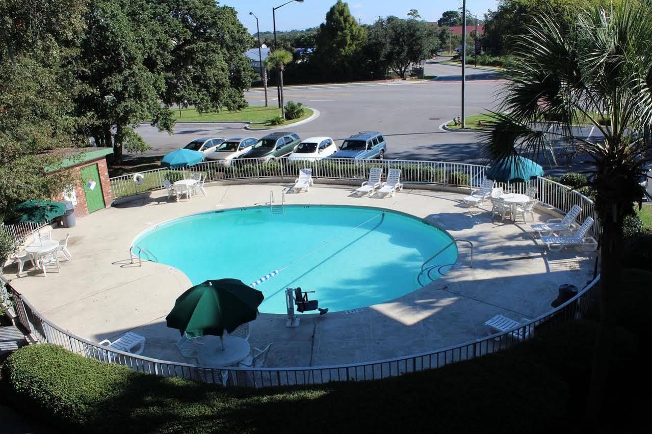 Days Inn By Wyndham Mt Pleasant-Charleston-Patriots Point Exterior photo